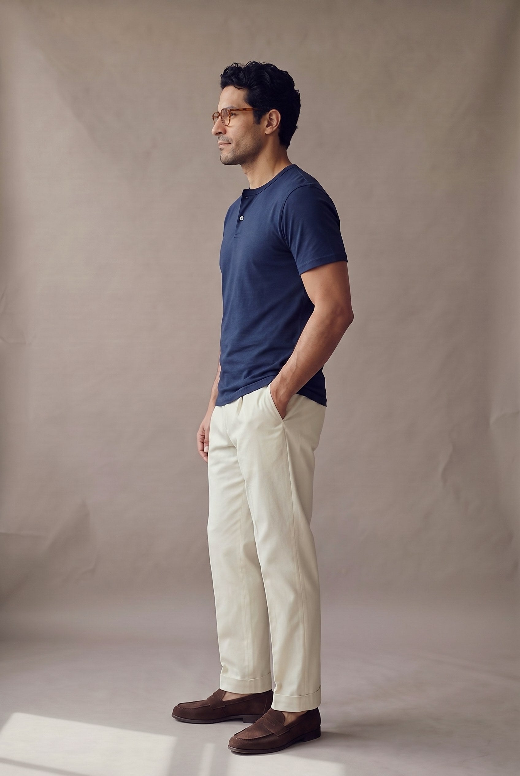Camiseta manga corta con botones azul marino para hombre, vista de perfil con manga corta de ruedo plano