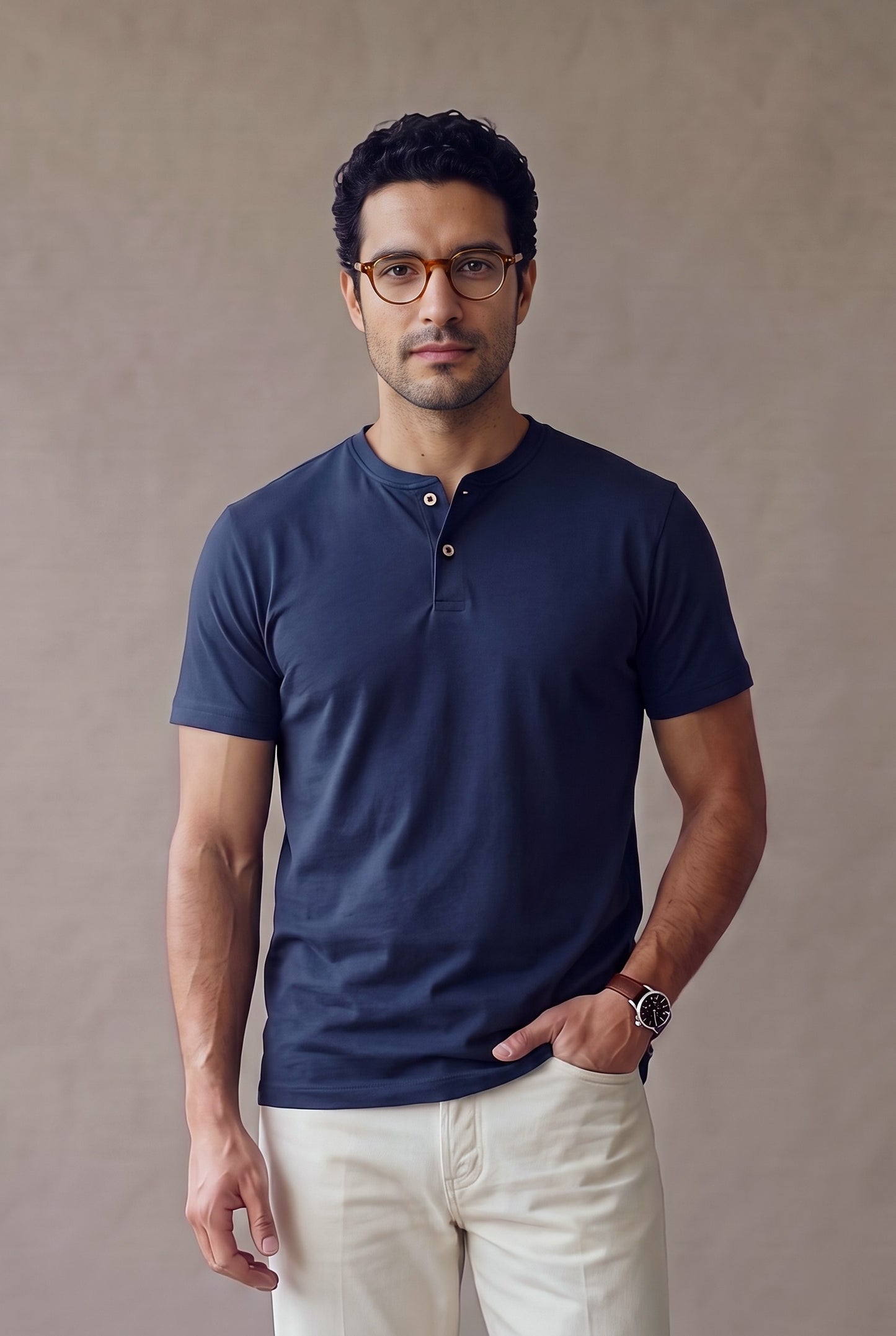 Camiseta manga corta con botones azul marino para hombre, medio cuerpo con la cartera y los dos botones de corozo a la vista