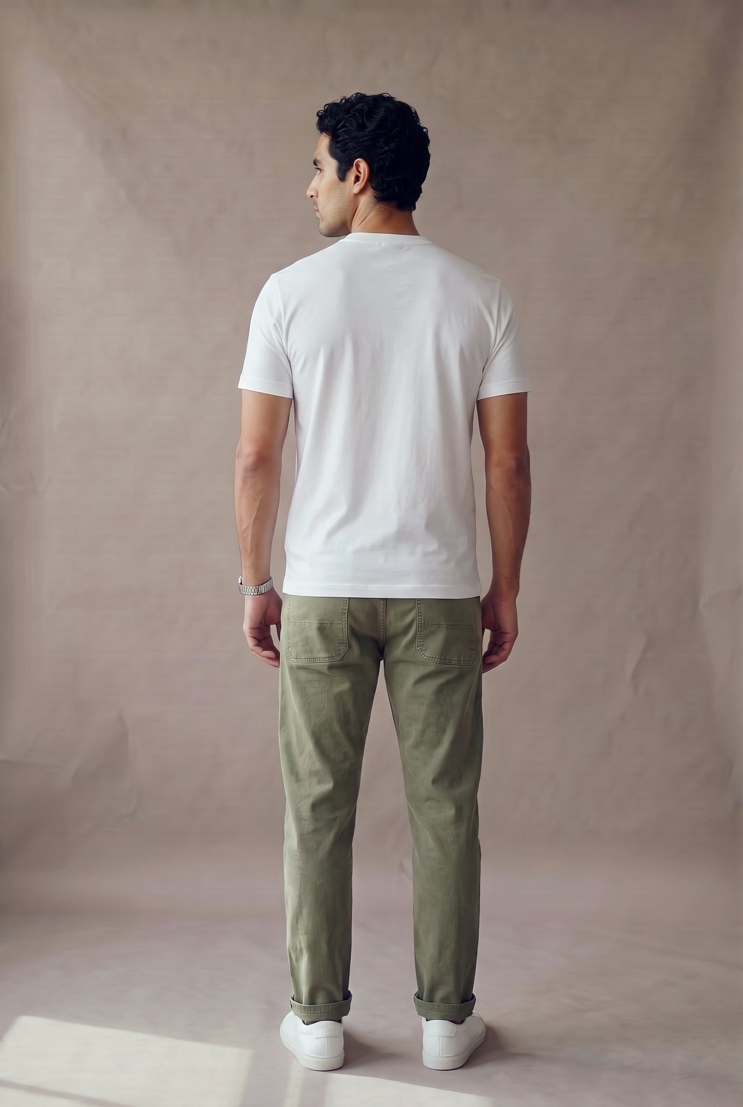 Camiseta manga corta con botones blanca para hombre, espalda en un panel limpio sin costura central ni logo