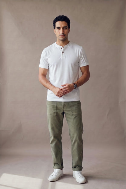 Camiseta manga corta con botones blanca para hombre Luck & Load, vista de frente en algodón peruano