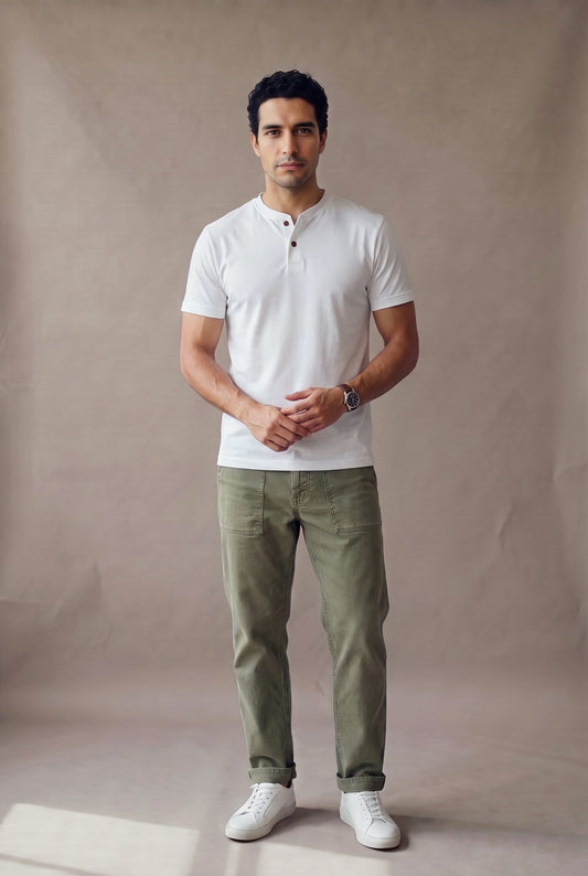 Camiseta manga corta con botones blanca para hombre Luck & Load, vista de frente en algodón peruano