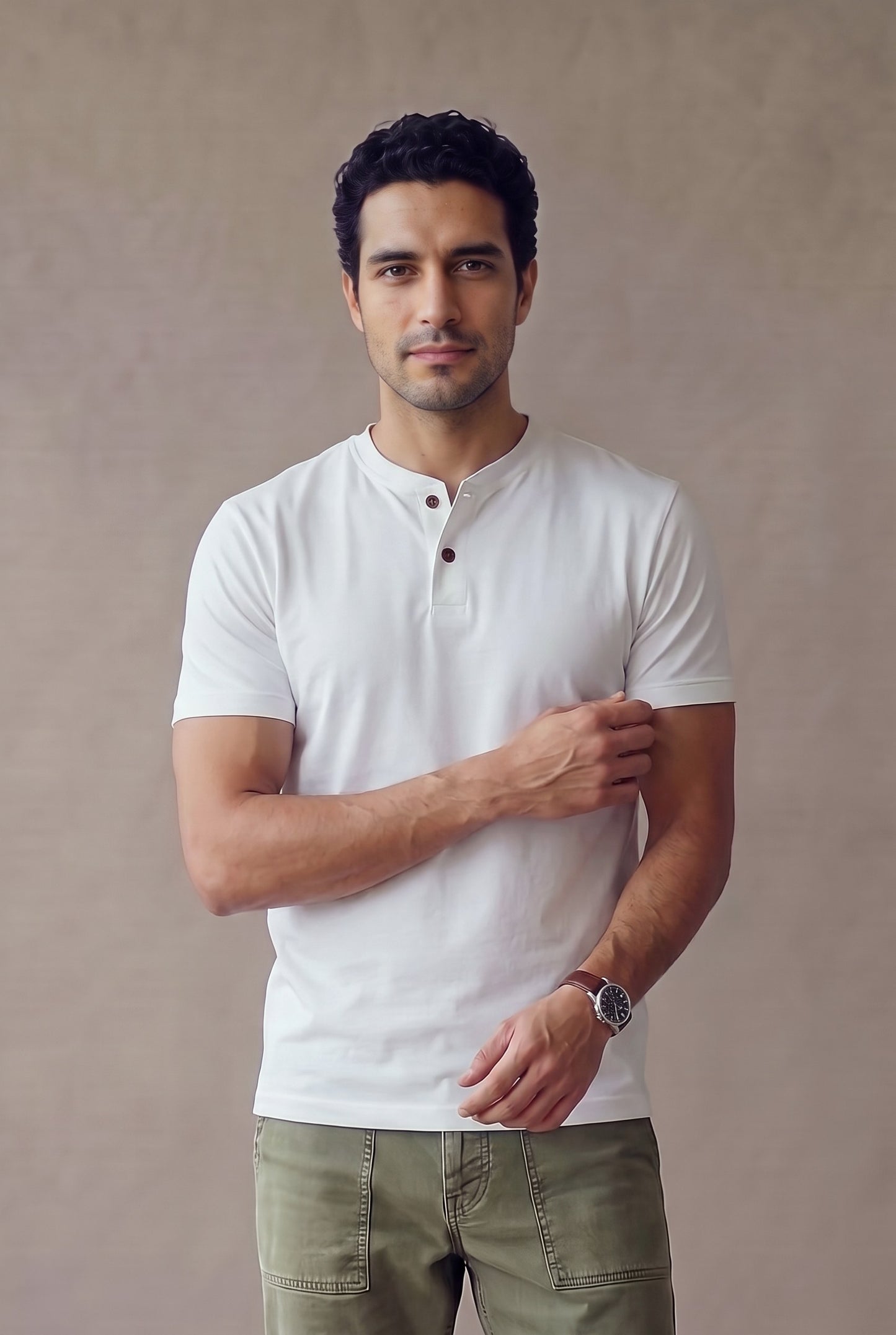 Camiseta manga corta con botones blanca para hombre, medio cuerpo con la cartera y los dos botones de corozo a la vista
