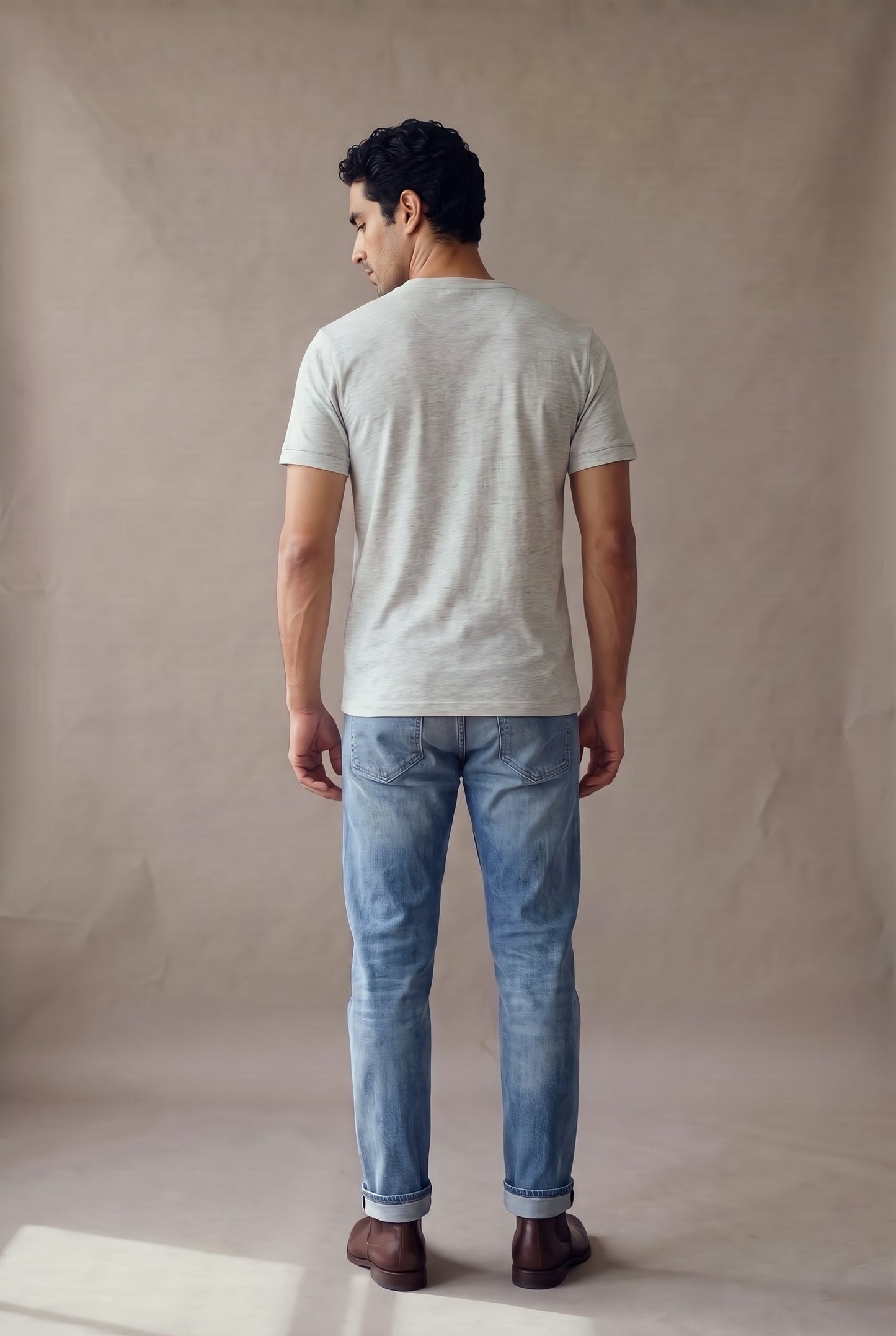 Camiseta manga corta con botones gris jaspe para hombre, espalda en un panel limpio sin costura central ni logo
