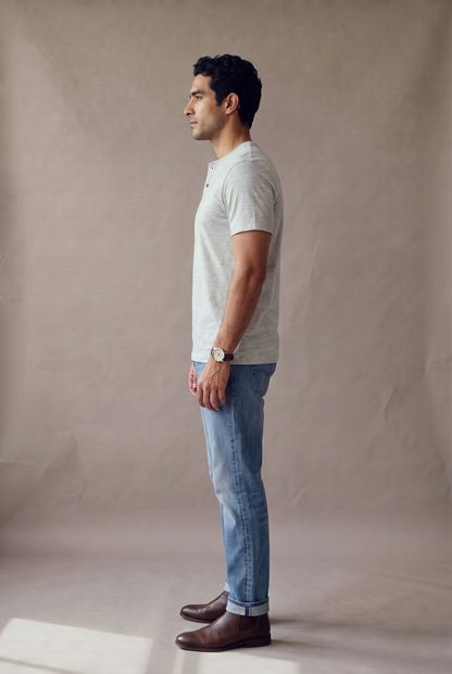 Camiseta manga corta con botones gris jaspe para hombre, vista de perfil con manga corta de ruedo plano