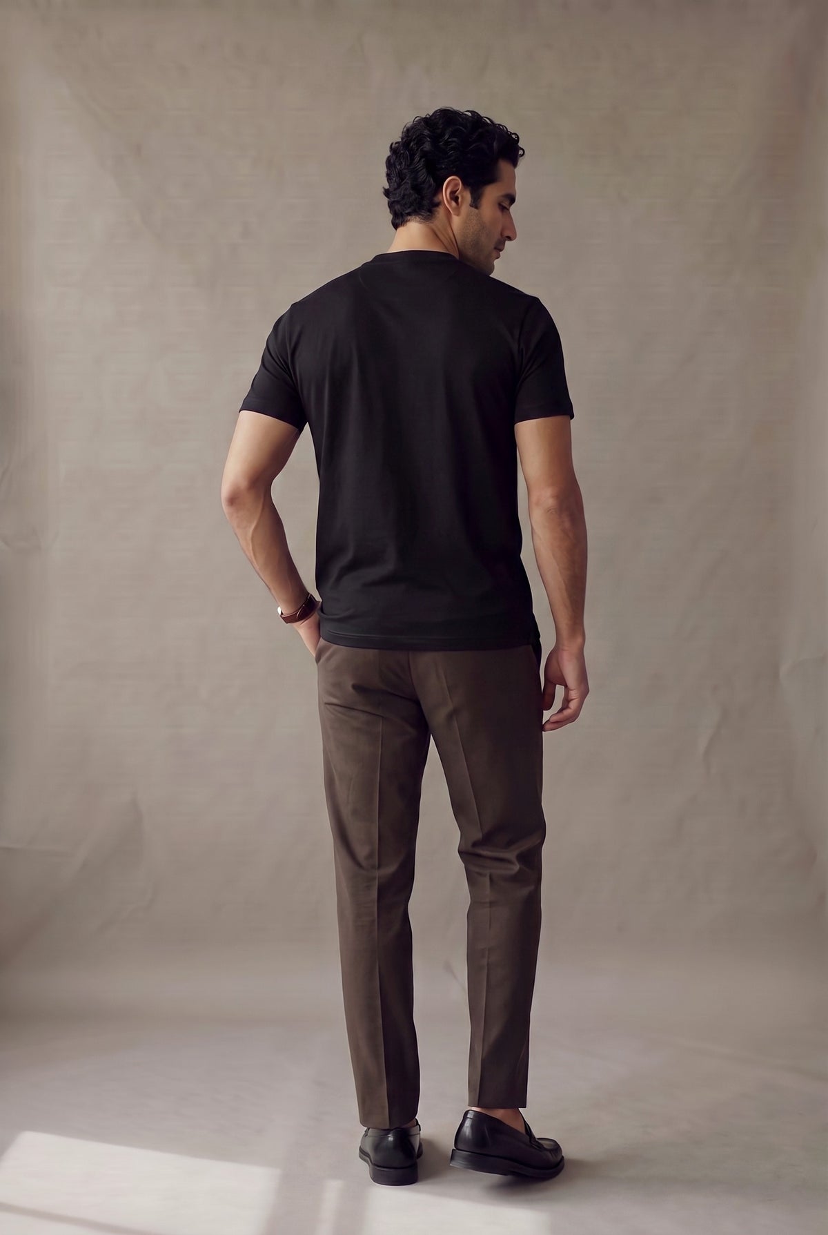 Camiseta manga corta con botones negra para hombre, espalda en un panel limpio sin costura central ni logo