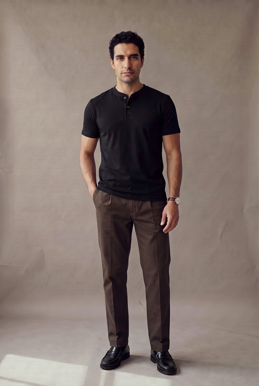 Camiseta manga corta con botones negra para hombre Luck & Load, vista de frente con pantalón café de pinza y mocasines negros
