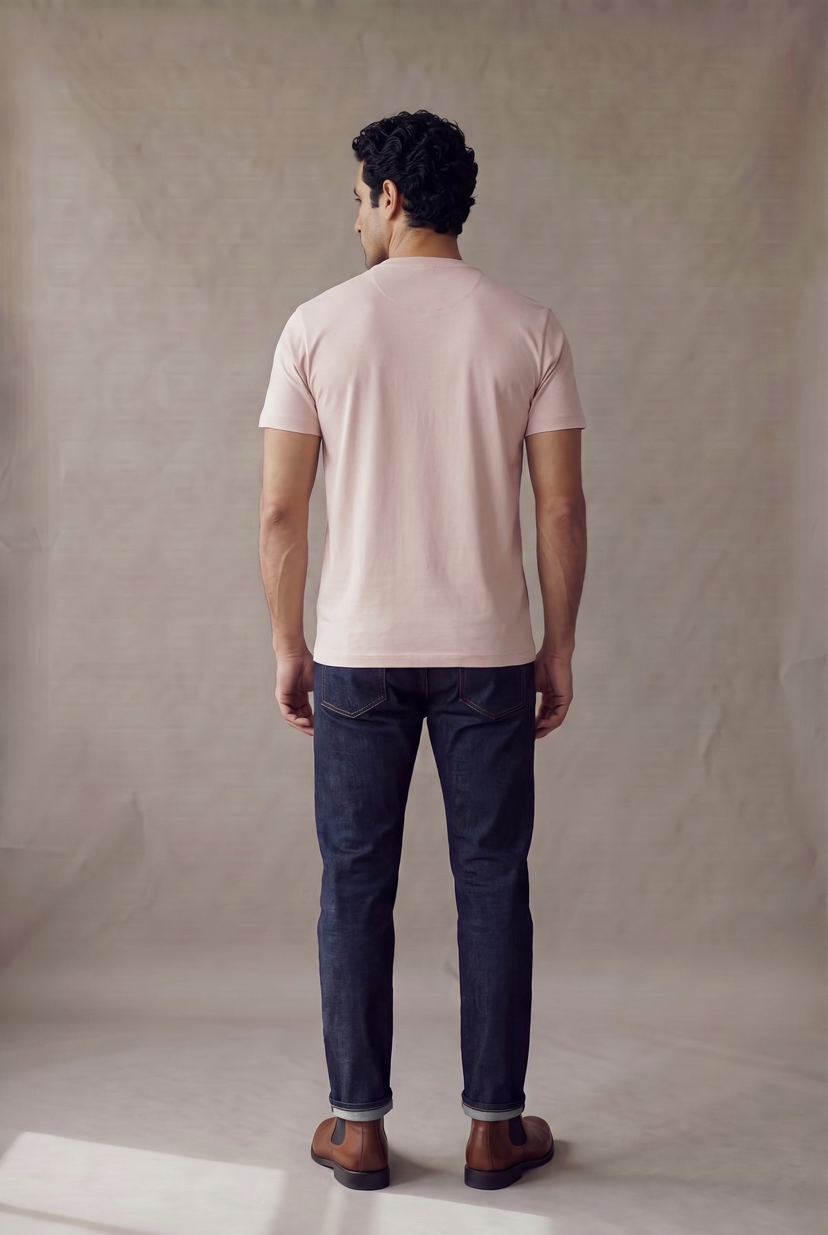 Camiseta manga corta con botones rosada para hombre, espalda en un panel limpio sin costura central ni logo