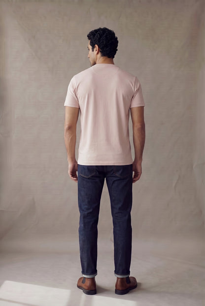 Camiseta manga corta con botones rosada para hombre, espalda en un panel limpio sin costura central ni logo
