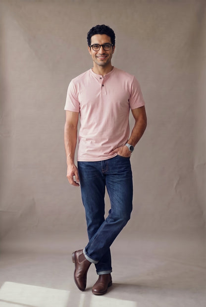 Camiseta manga corta con botones rosada para hombre Luck & Load, vista de frente en algodón peruano