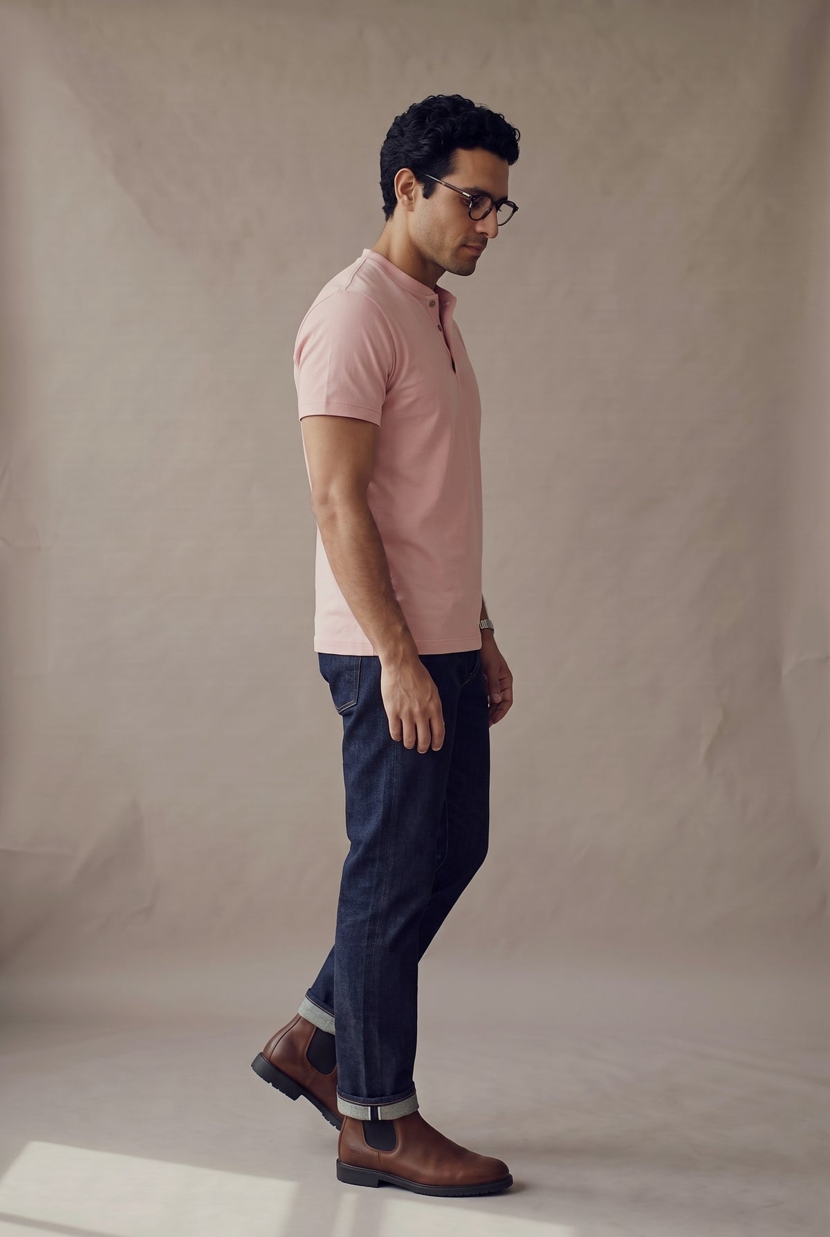 Camiseta manga corta con botones rosada para hombre, vista de perfil con manga corta de ruedo plano