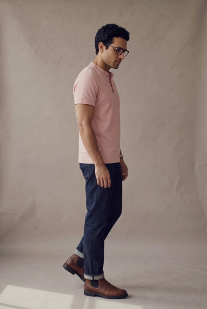 Camiseta manga corta con botones rosada para hombre, vista de perfil con manga corta de ruedo plano