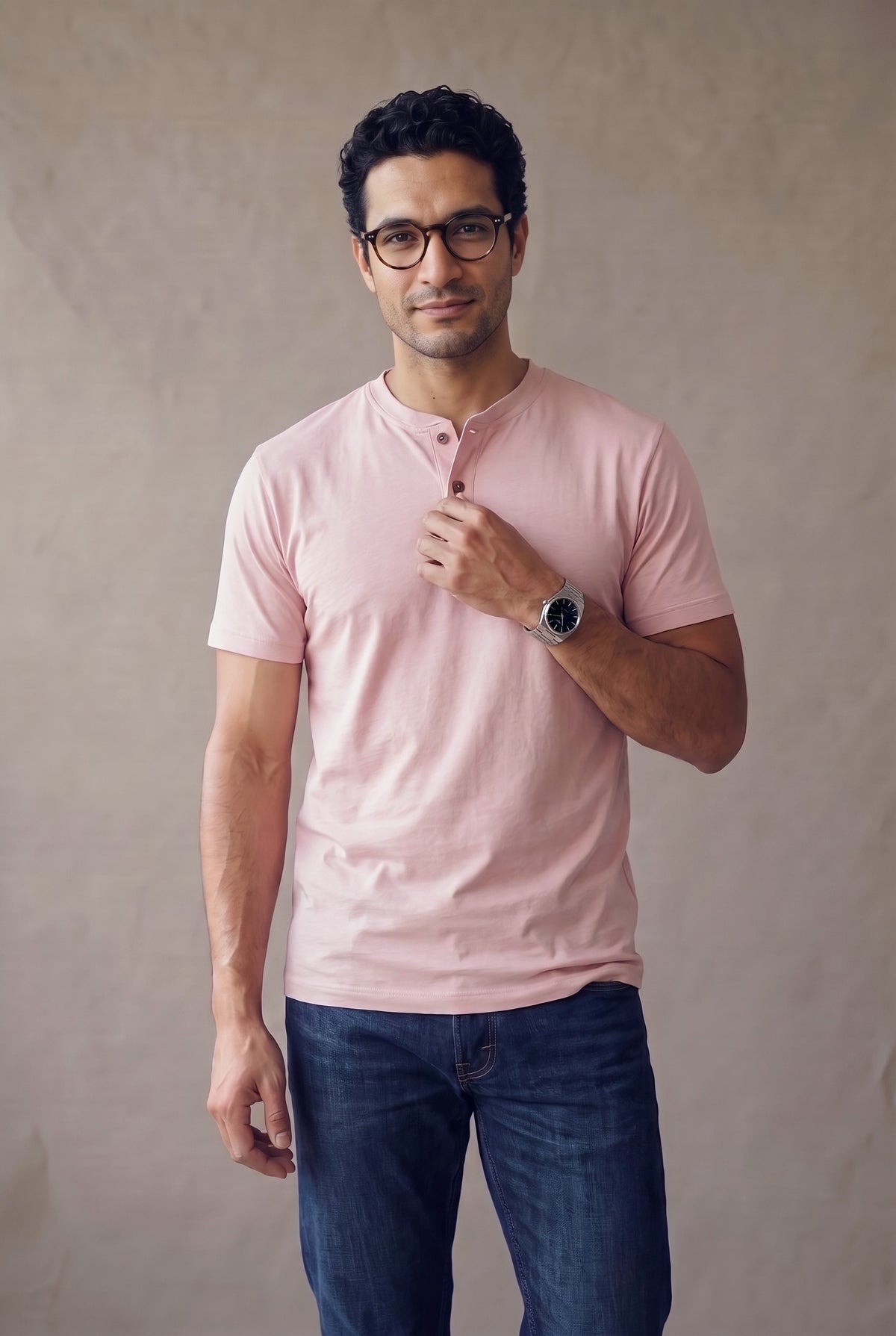 Camiseta manga corta con botones rosada para hombre, medio cuerpo con la cartera y los dos botones de corozo a la vista