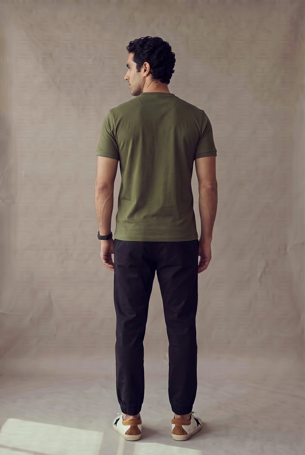 Camiseta manga corta con botones verde militar para hombre, espalda en un panel limpio sin costura central ni logo