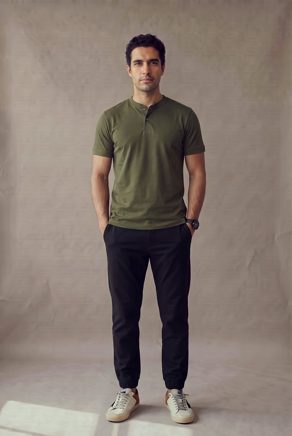 Camiseta manga corta con botones verde militar para hombre Luck & Load, vista de frente en algodón peruano