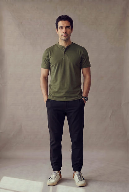 Camiseta manga corta con botones verde militar para hombre Luck & Load, vista de frente en algodón peruano