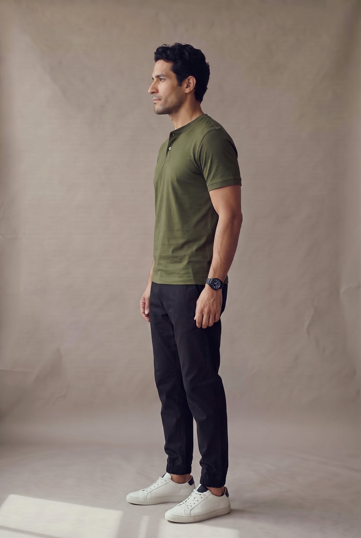 Camiseta manga corta con botones verde militar para hombre, vista de perfil con manga corta de ruedo plano