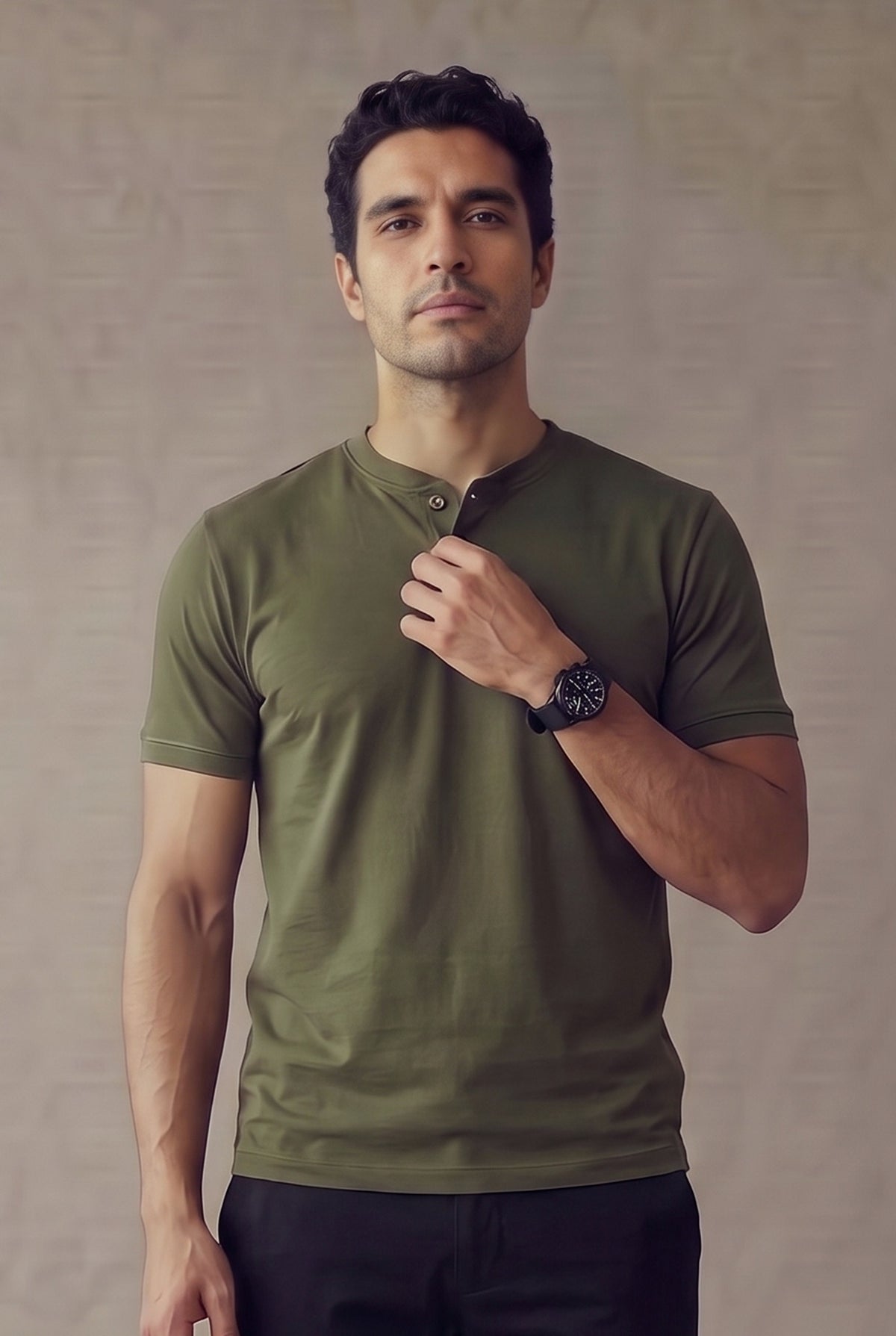 Camiseta manga corta con botones verde militar para hombre, medio cuerpo con la cartera y los dos botones de corozo a la vista