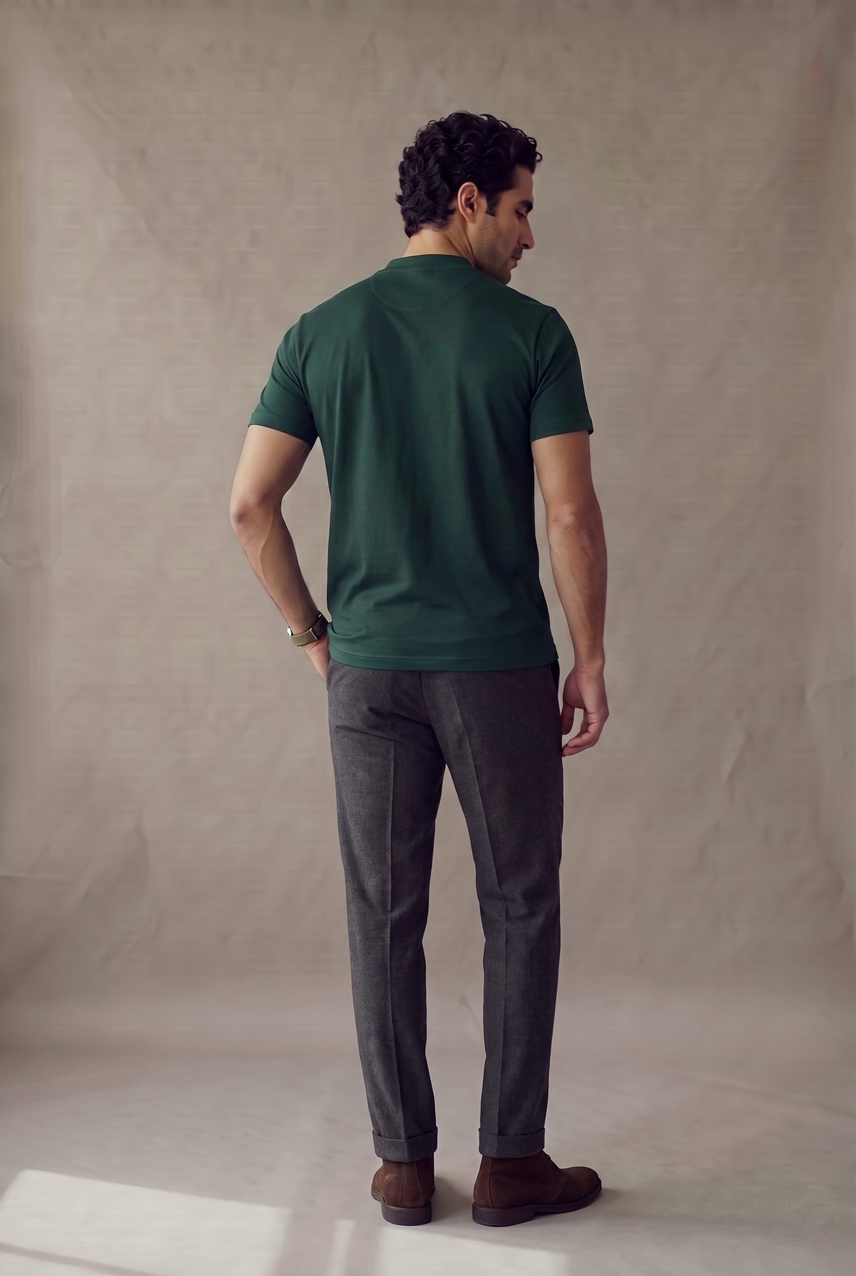 Camiseta manga corta con botones verde pino para hombre, espalda en un panel limpio sin costura central ni logo