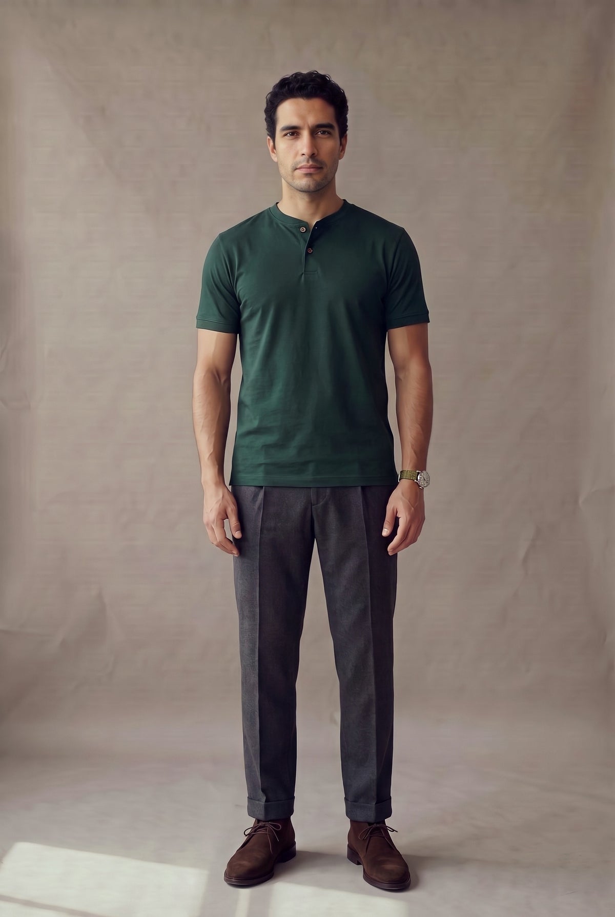Camiseta manga corta con botones verde pino para hombre Luck & Load, vista de frente en algodón peruano