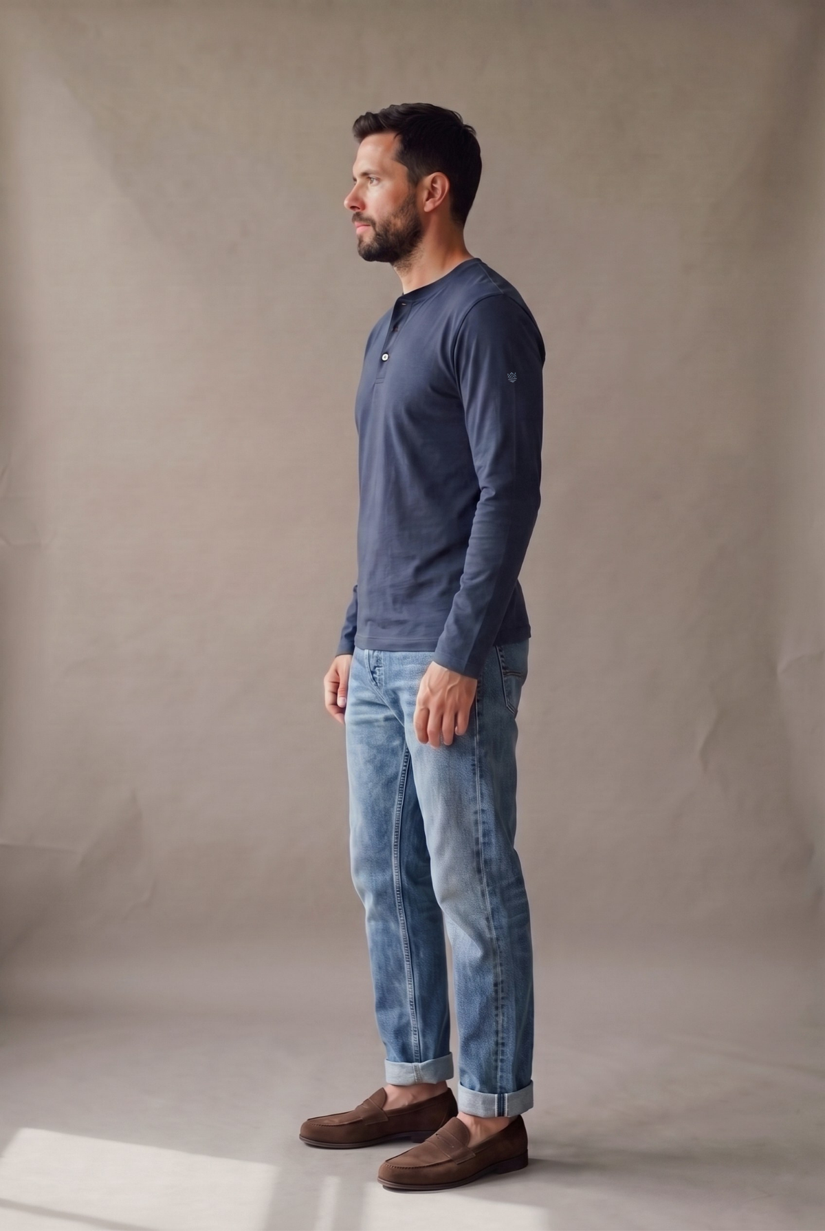 Vista lateral de la camiseta henley manga larga azul marino que muestra la caída y el largo real.