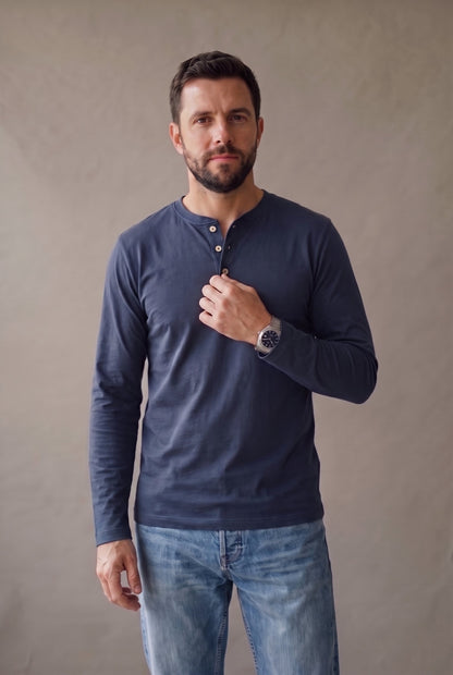 Medio cuerpo de la camiseta henley azul marino con la cartera de tres botones de corozo al centro.