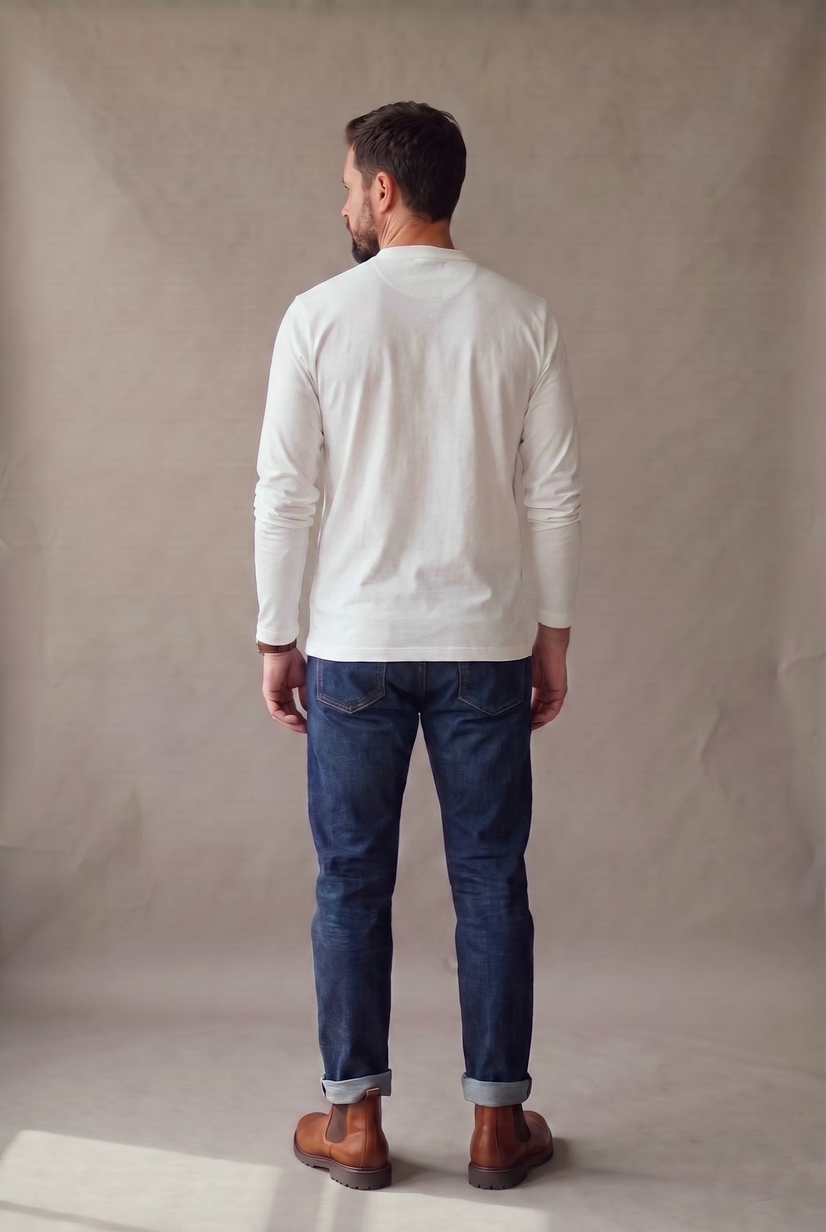 Vista de espalda de la camiseta henley manga larga blanca con panel limpio y puños lisos.