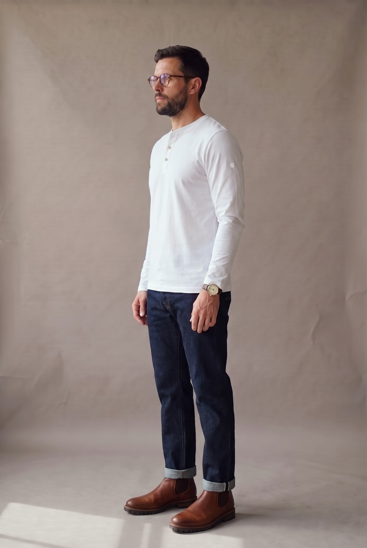 Vista lateral de la camiseta henley manga larga blanca con el largo real y la caída limpia.