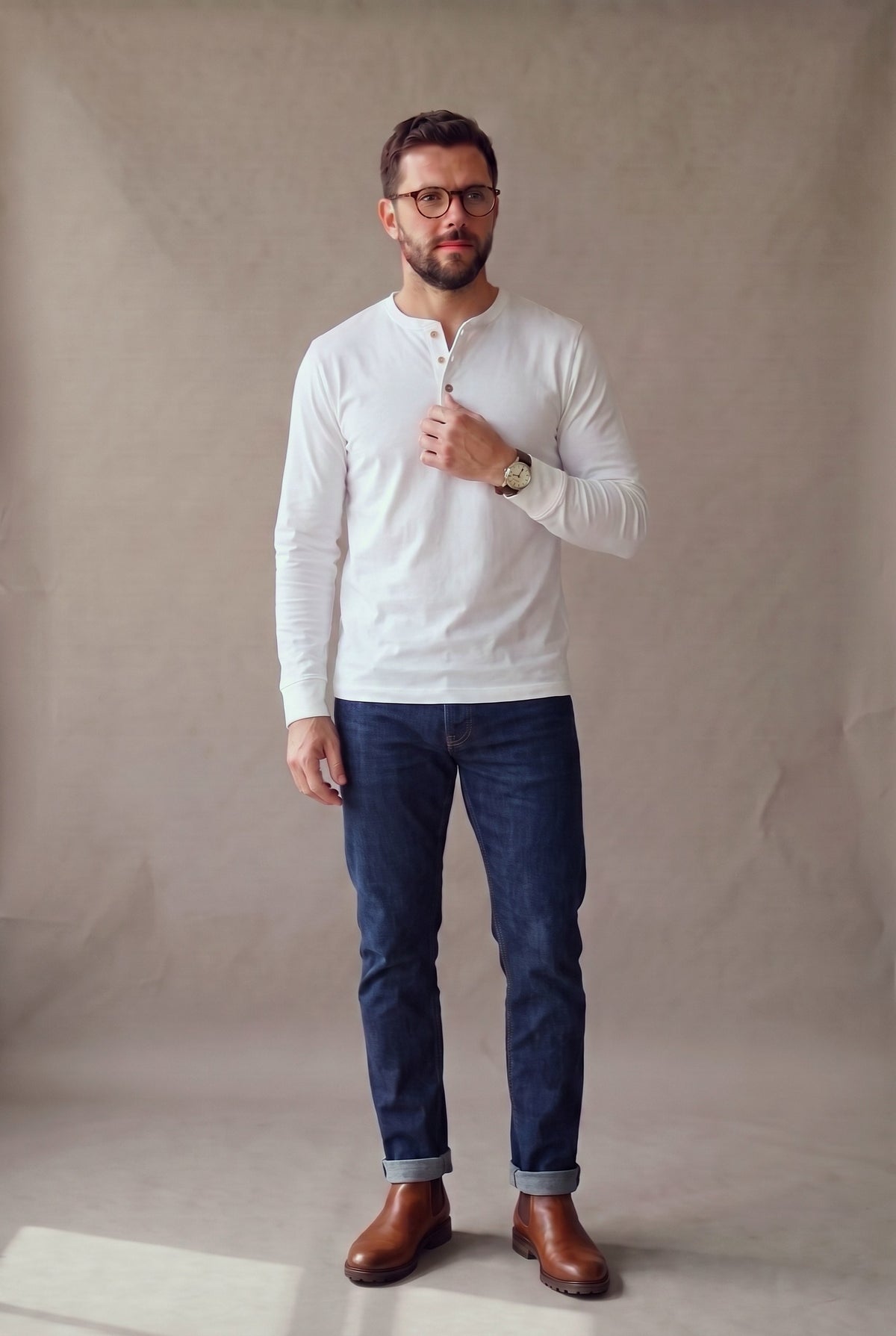 Medio cuerpo de la camiseta henley blanca con la cartera de tres botones de corozo al centro.