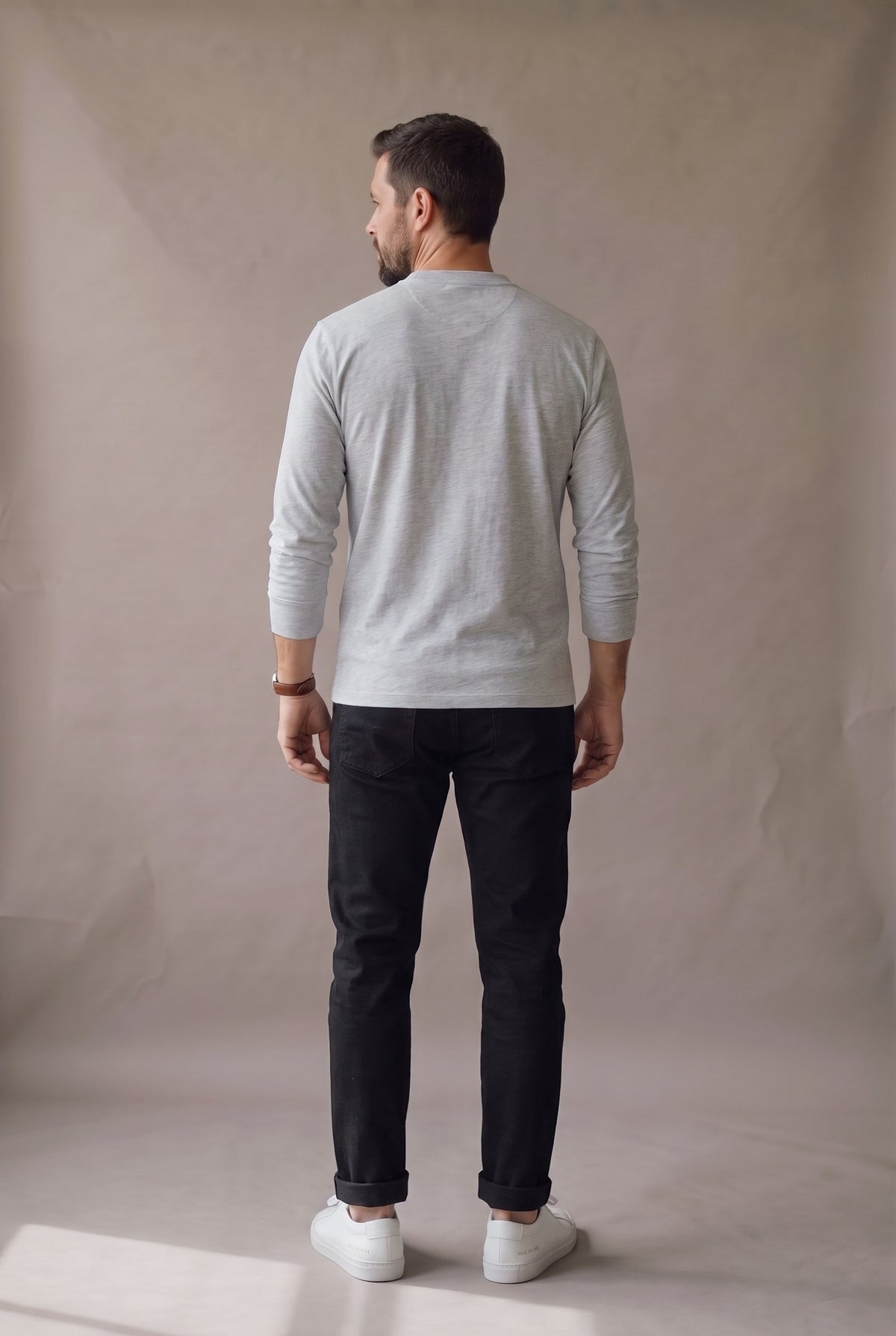 Vista de espalda de la camiseta henley manga larga gris jaspe con panel liso y puños lisos.