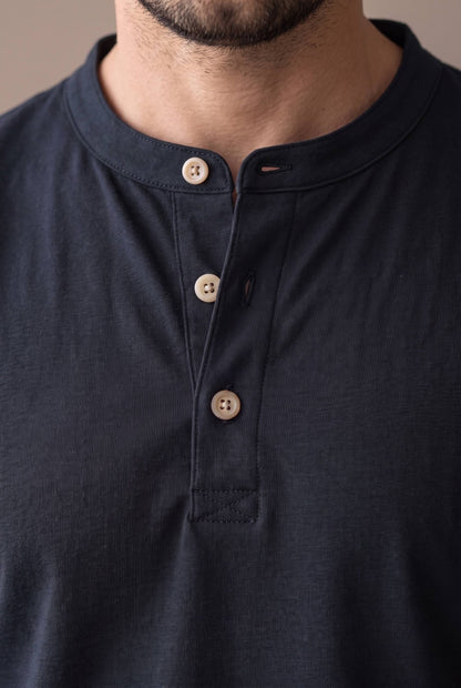 Detalle de los botones de corozo y la cartera de la camiseta henley negra.