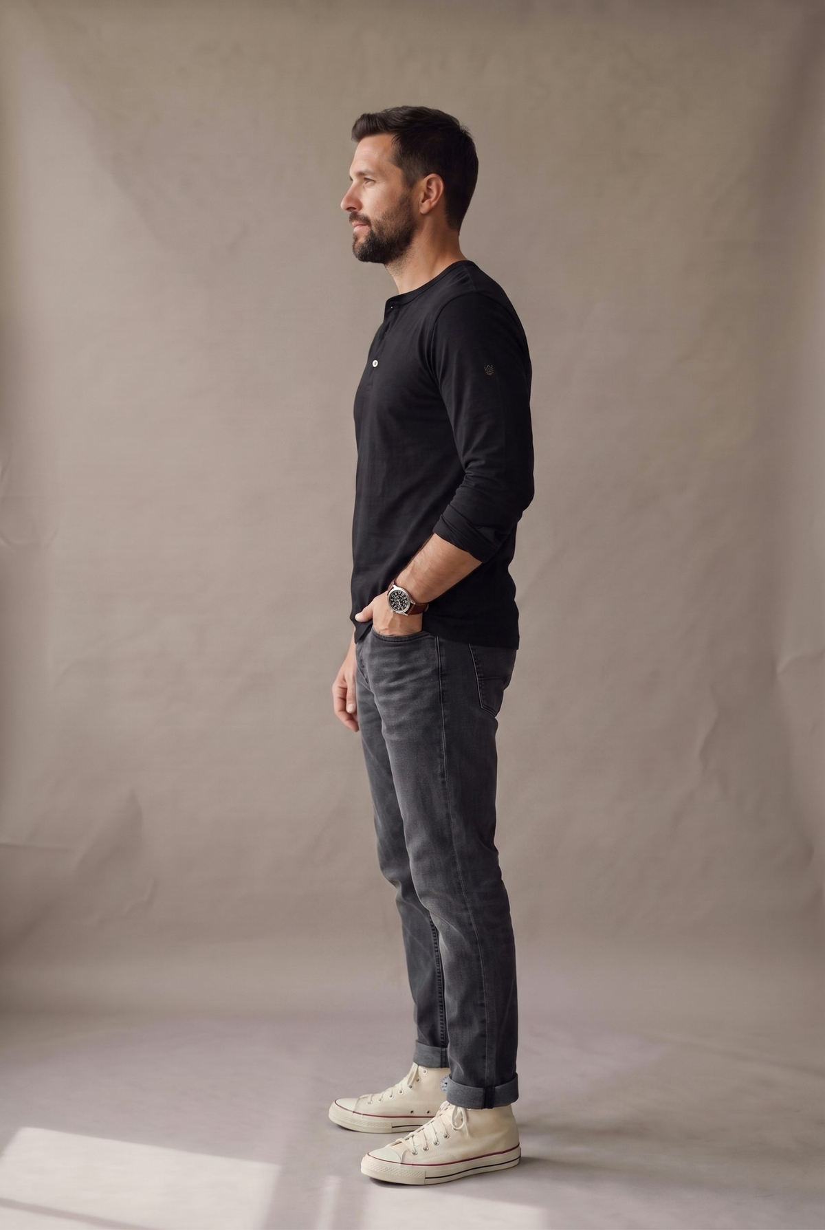 Vista lateral de la camiseta henley manga larga negra que muestra la silueta y la caída del algodón.
