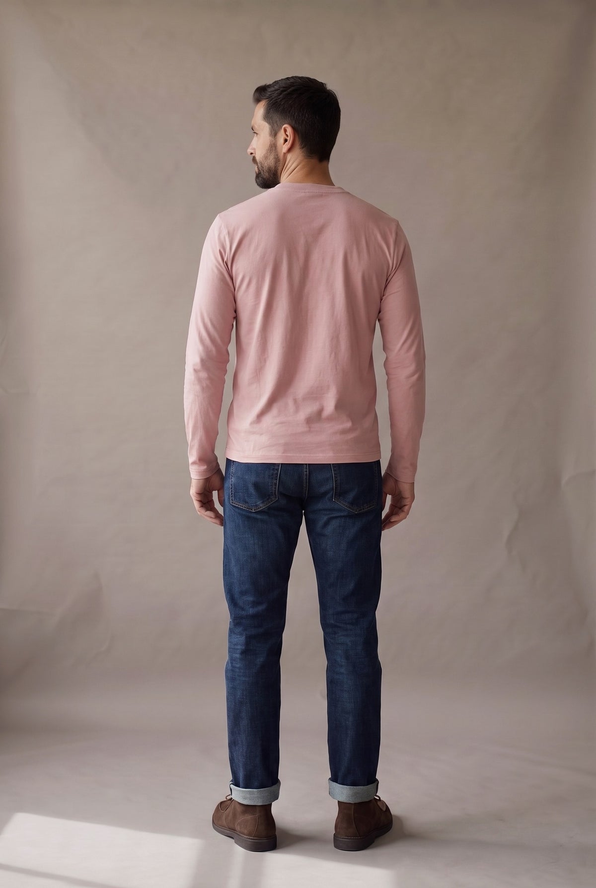 Vista de espalda de la camiseta henley manga larga rosado palo de rosa con panel liso y puños lisos.