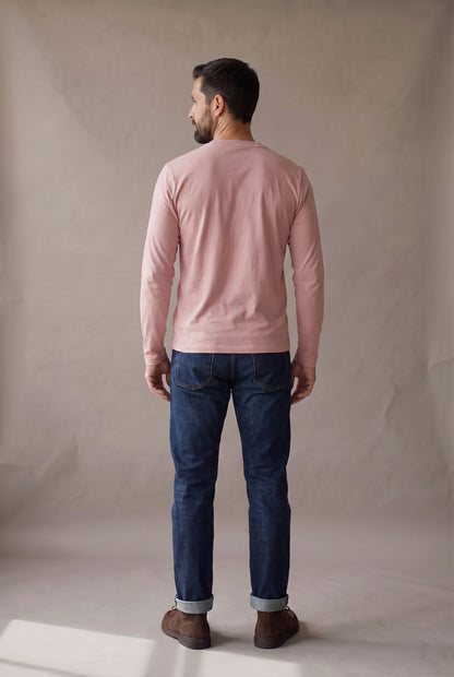 Vista de espalda de la camiseta henley manga larga rosado palo de rosa con panel liso y puños lisos.
