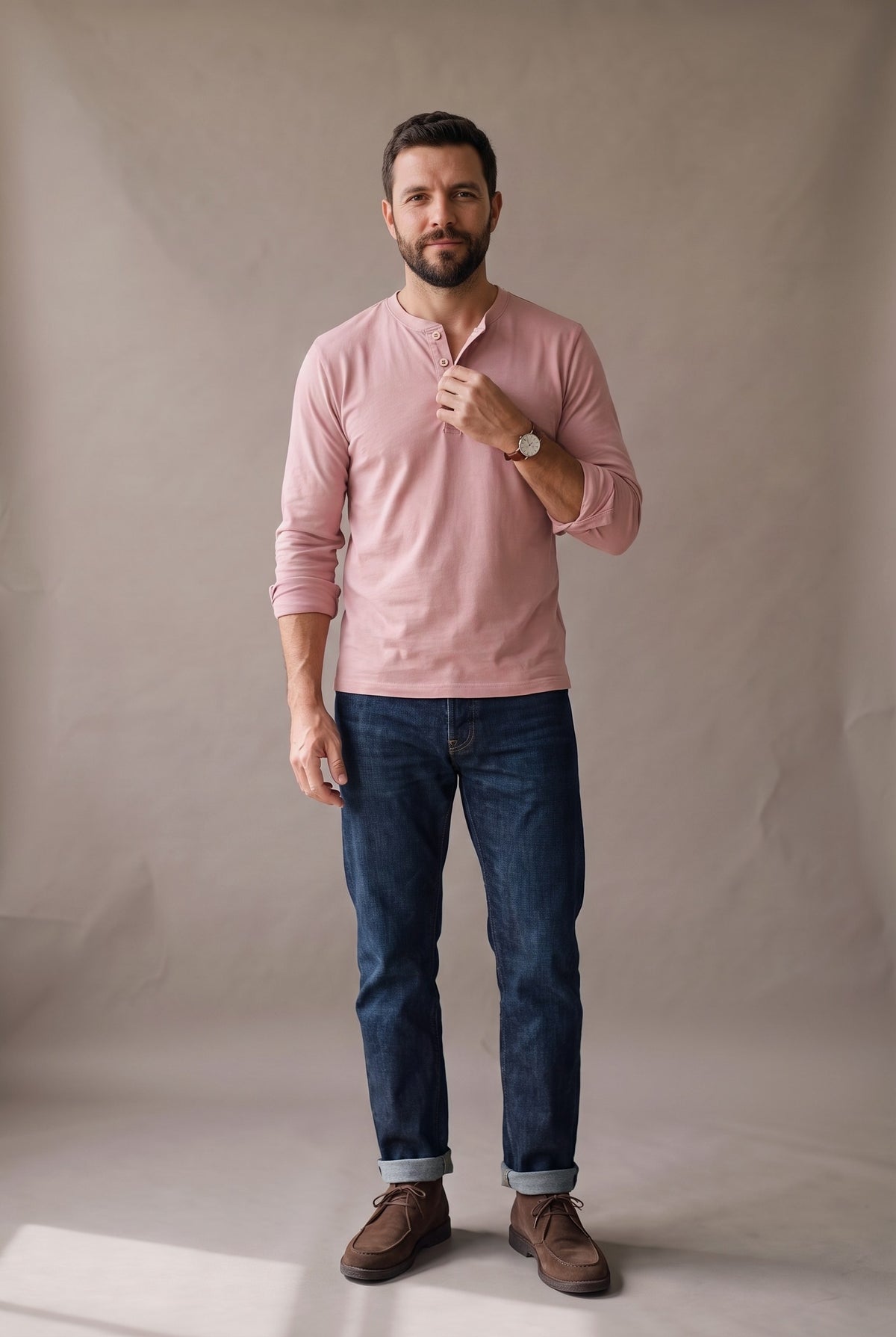 Hombre de frente con camiseta henley manga larga rosado palo de rosa de tres botones, jean índigo y botas chukka café, Luck and Load.