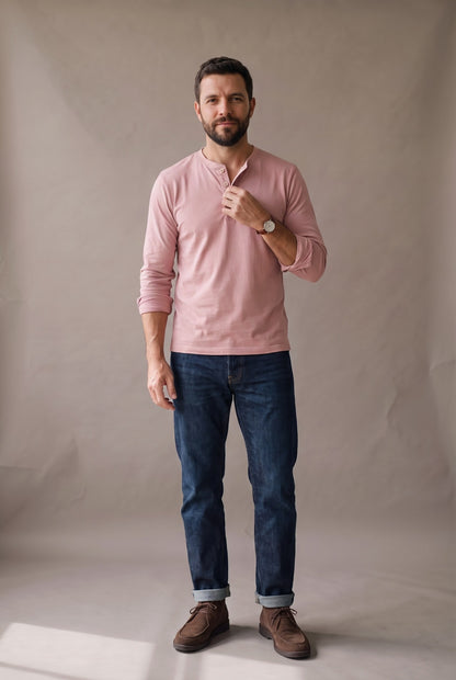 Hombre de frente con camiseta henley manga larga rosado palo de rosa de tres botones, jean índigo y botas chukka café, Luck and Load.