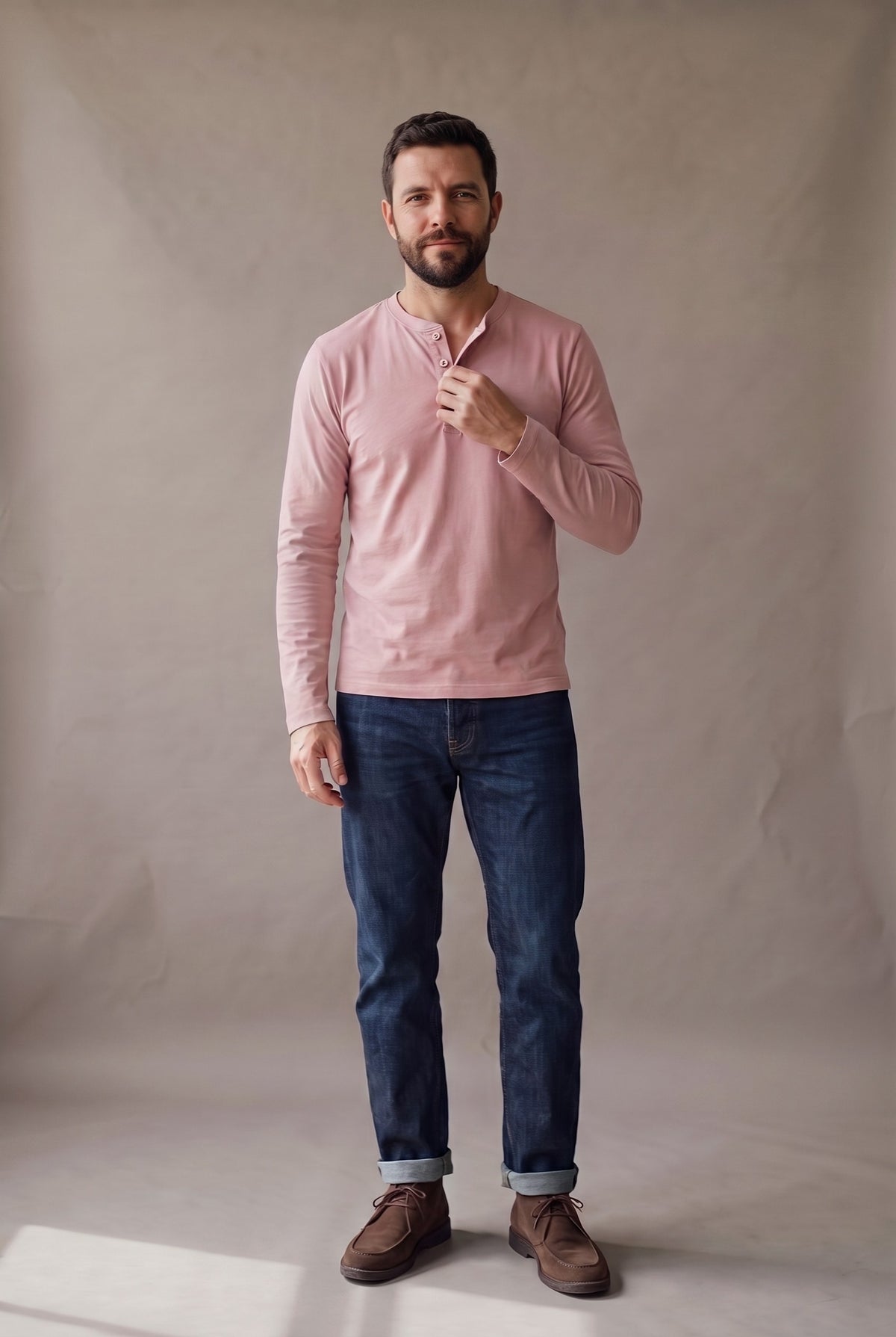 Medio cuerpo de la camiseta henley rosado palo de rosa con la cartera de tres botones de corozo crema.