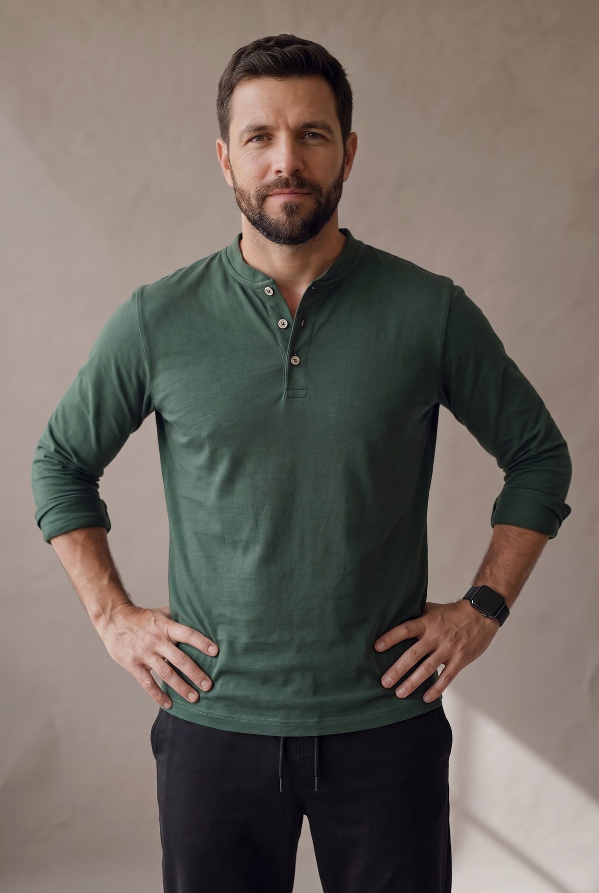 Medio cuerpo de la camiseta henley verde pino con la cartera de tres botones de corozo y el reloj a la vista