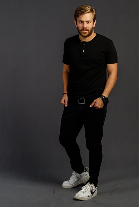 Camiseta henley negra hombre Luck & Load algodón peruano, cuello con botones	