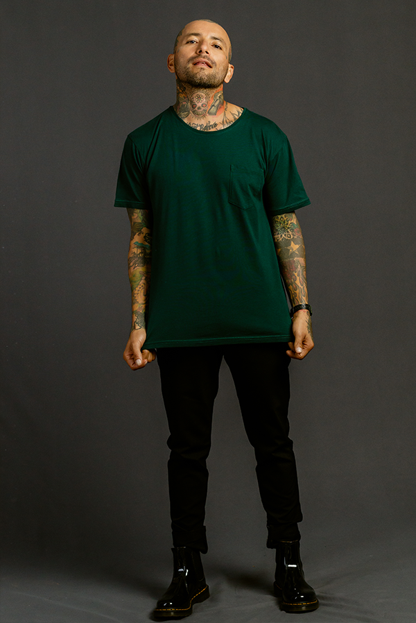 Camiseta hombre verde pino bolsillo delantero algodón peruano moda urbana