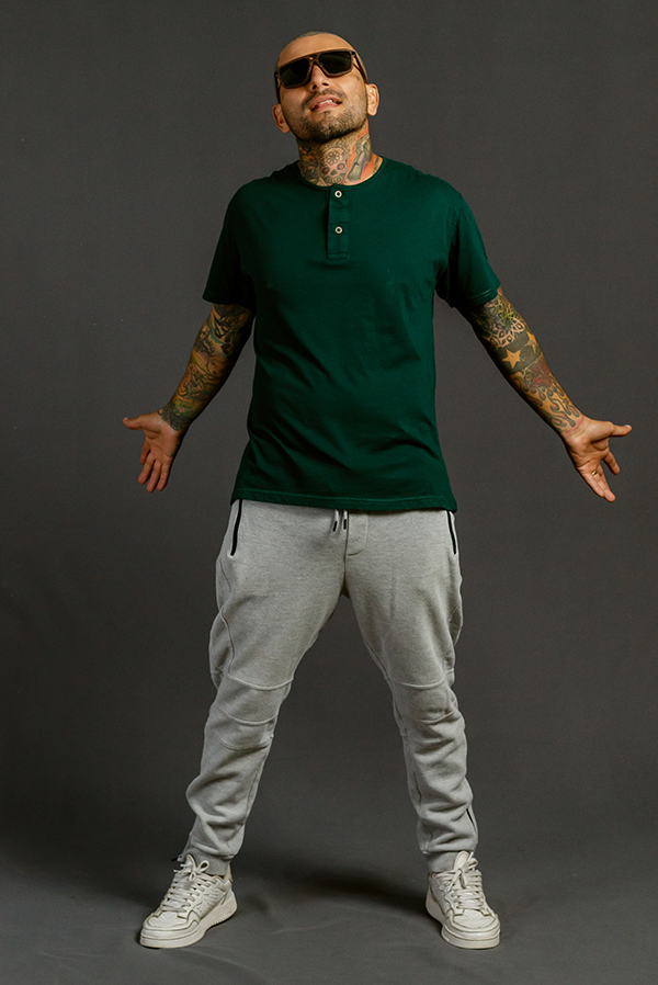 Camiseta henley verde pino hombre Luck & Load algodón peruano, cuello con botones