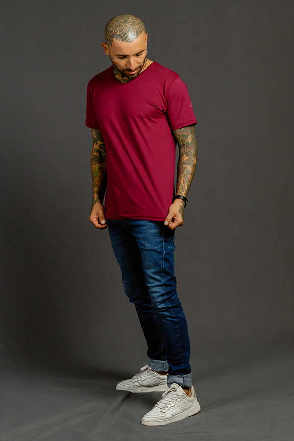 Camiseta cuello V vinotinto hombre Luck & Load, algodón peruano premium, estilo urbano Colombia