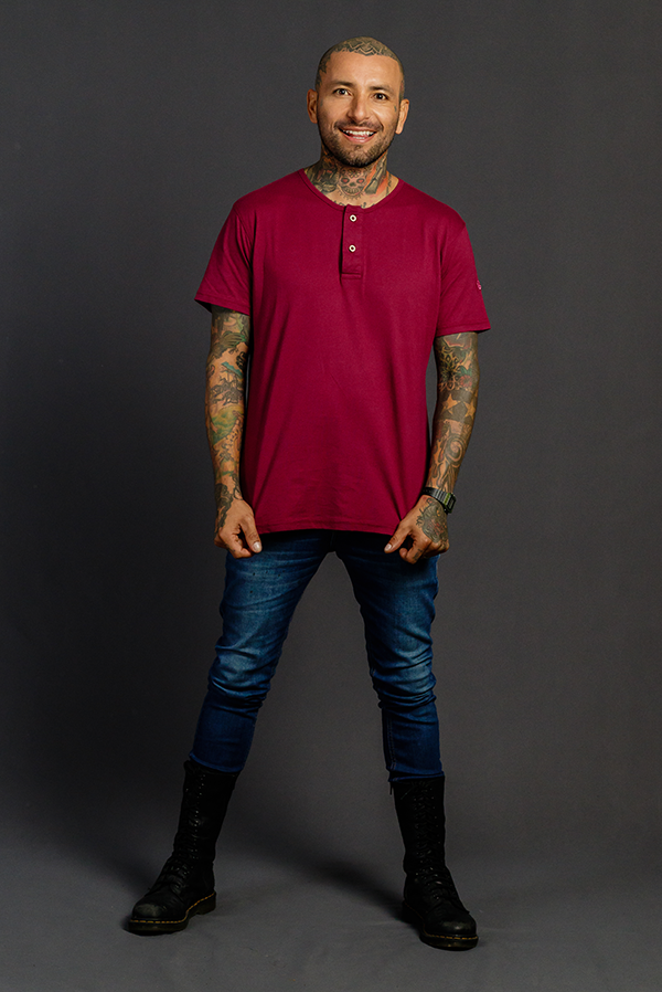 Camiseta henley vinotinto hombre Luck & Load algodón peruano, cuello con botones	