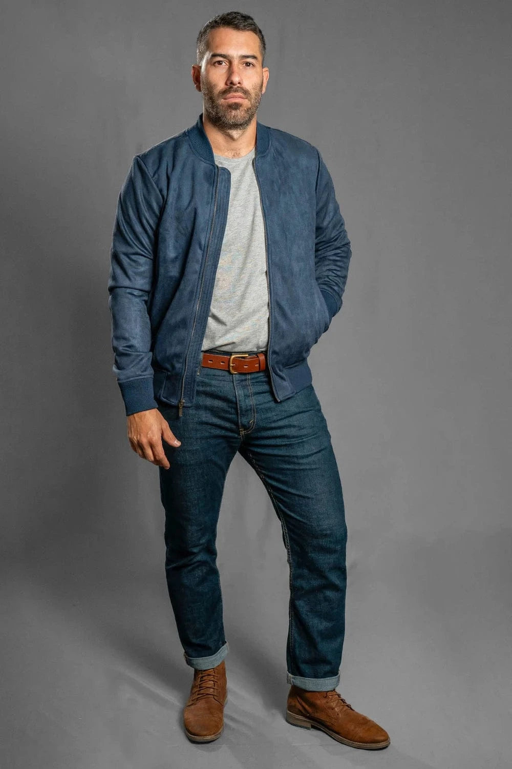 Chaqueta bomber azul navy Luck & Load para hombre — vista frontal cuerpo entero, outfit casual con jeans, gamuza