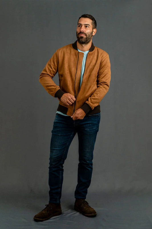Chaqueta bomber café camel Luck & Load para hombre — vista frontal cuerpo entero, cierre central, estilo smart casual