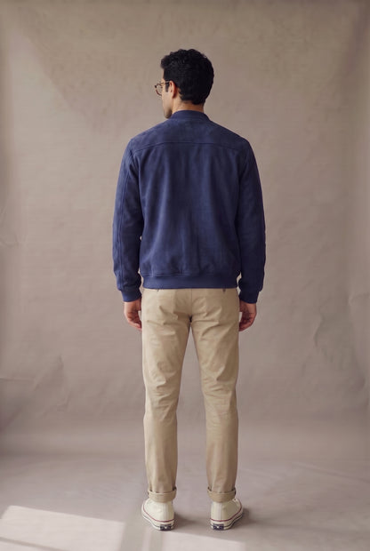 Chaqueta bomber azul de gamuza para hombre en vista de espalda, de Luck & Load.