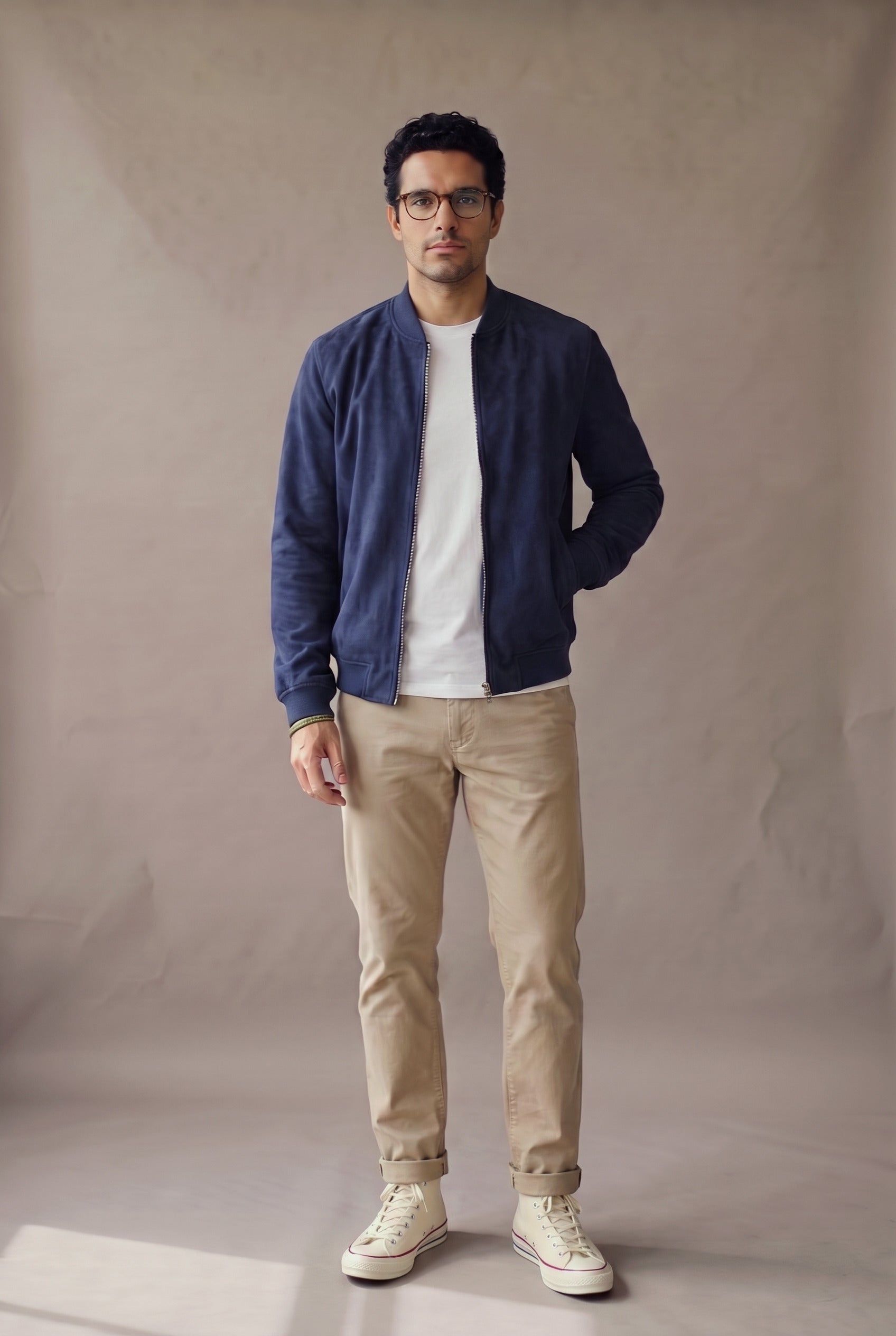 Chaqueta bomber azul de gamuza para hombre, vista frontal con cierre subido, de Luck & Load.