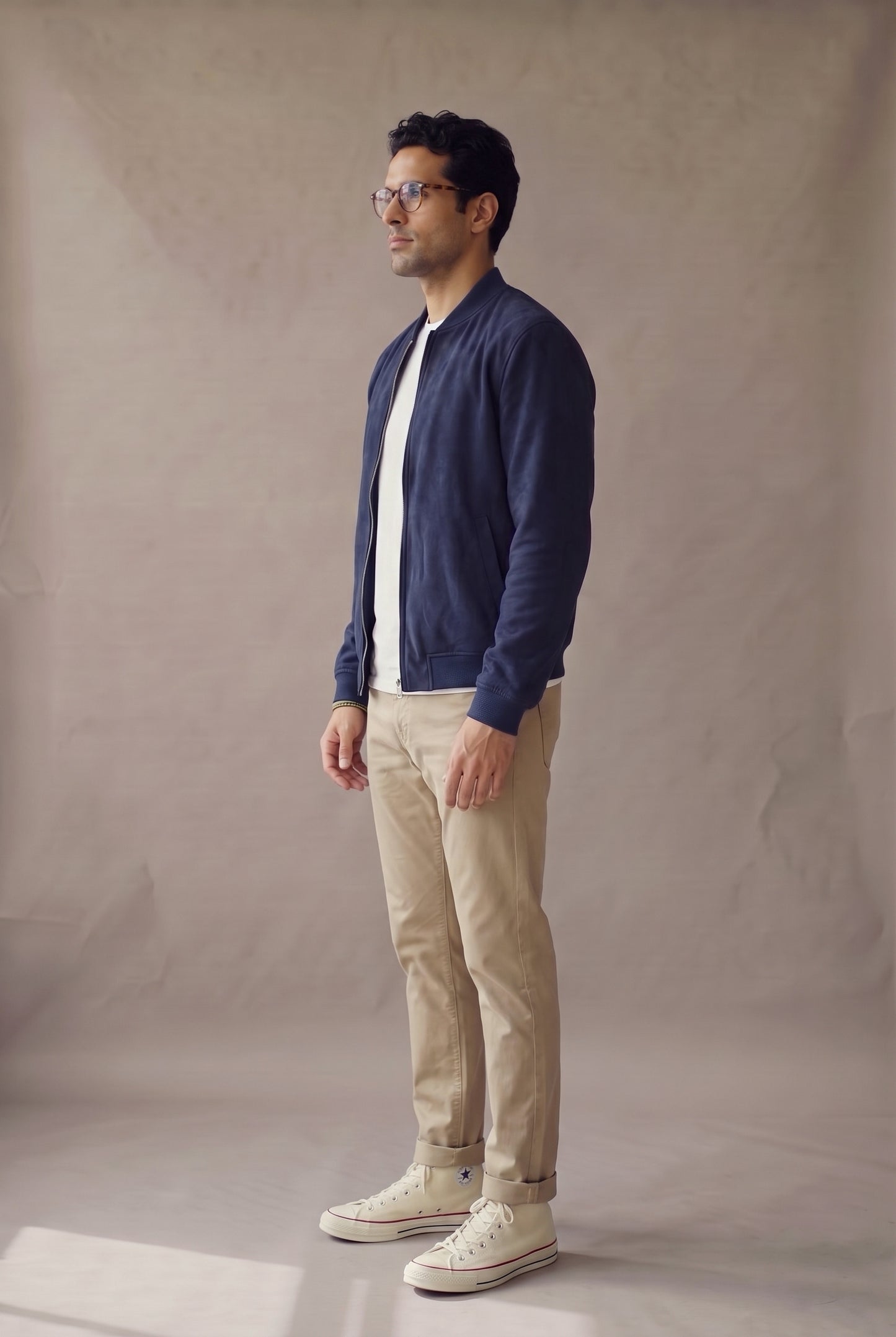 Chaqueta bomber azul de gamuza para hombre en vista lateral, de Luck & Load.