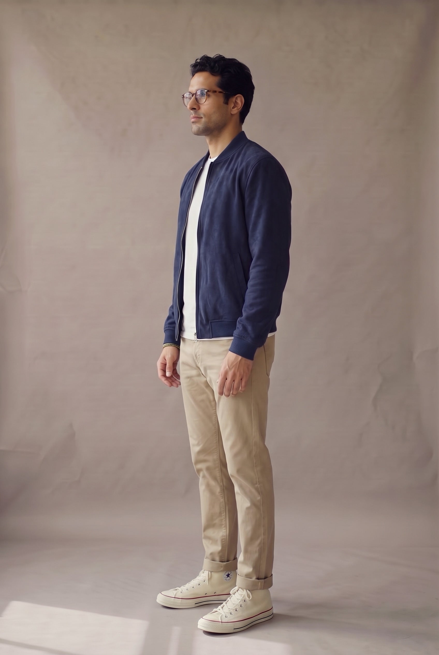 Chaqueta bomber azul de gamuza para hombre en vista lateral, de Luck & Load.