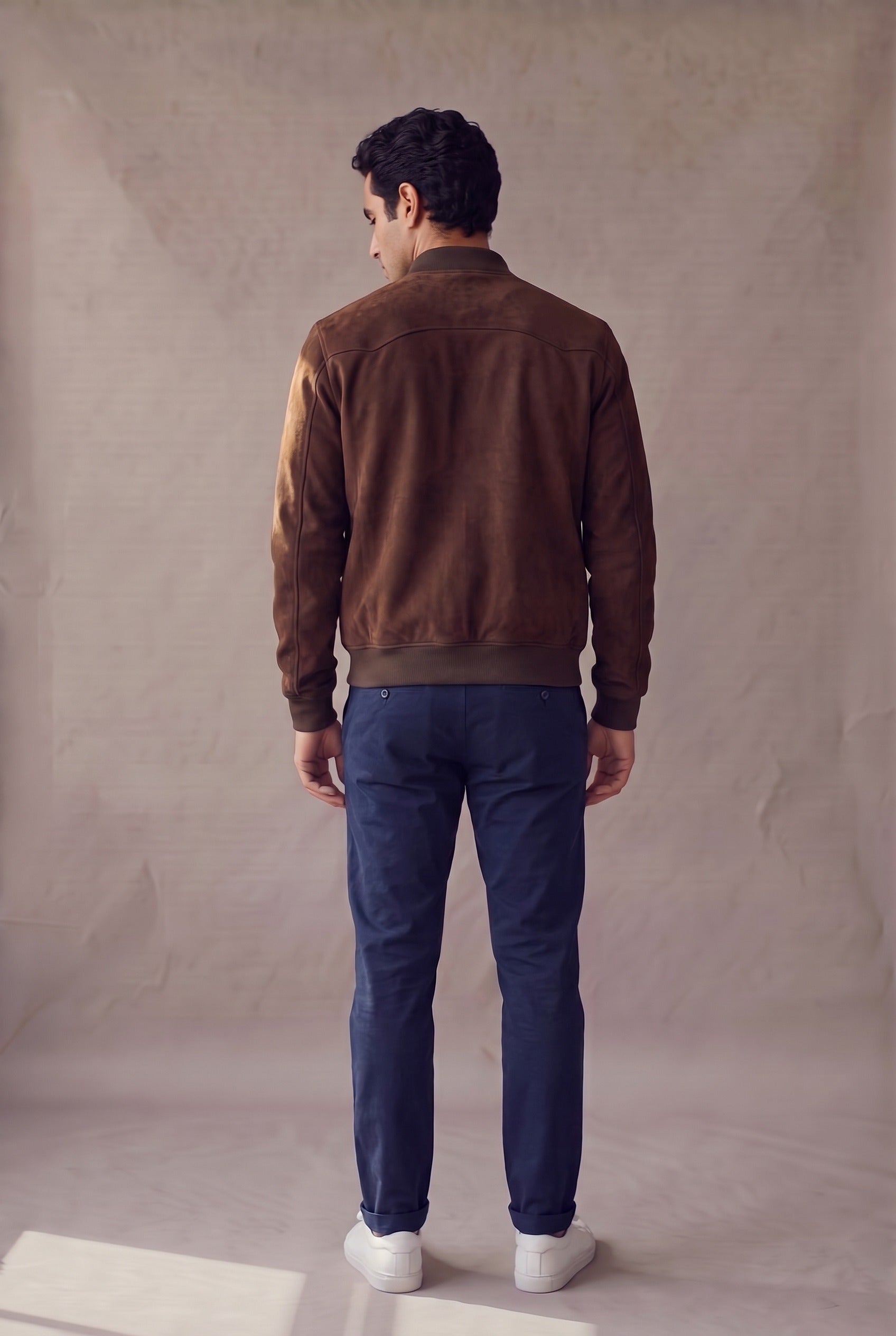 Chaqueta bomber café de gamuza para hombre en vista de espalda, de Luck & Load.