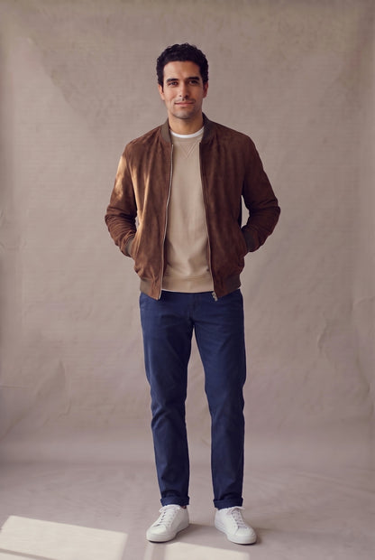 Chaqueta bomber café de gamuza para hombre, vista frontal con cierre subido, de Luck & Load.